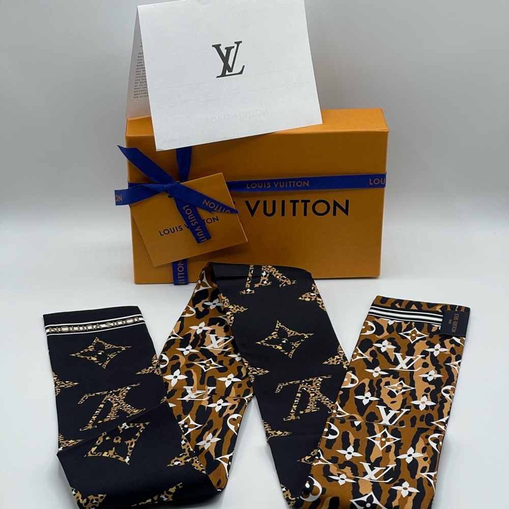 Louis Vuitton leopard print Twilly